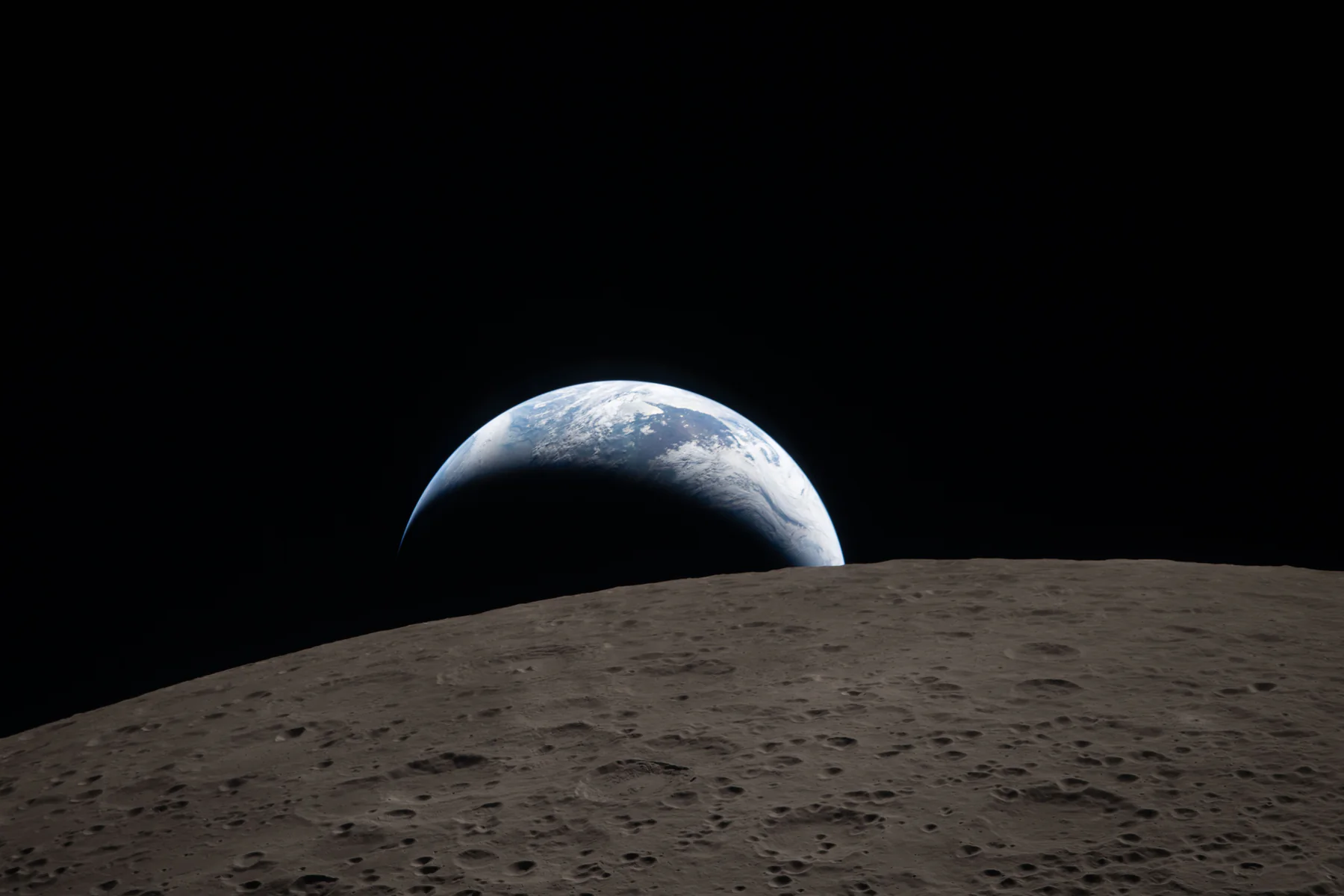 Die Erde, halb beleuchtet, versinkt hinter dem kraterübersäten Horizont des Mondes