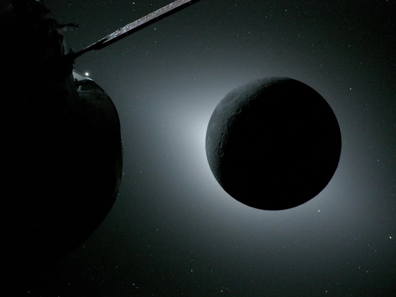 Der dunkle Mond verdeckt die Sonne, ringsum leuchtet die Korona, links ragt ein Teil von Orion ins Bild