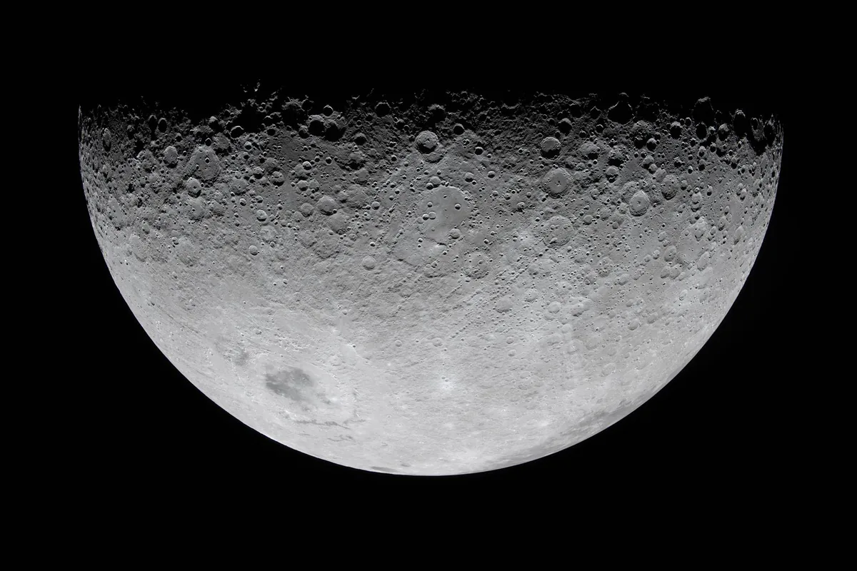 Die Tag-Nacht-Grenze auf dem Mond, Kraterränder ragen als helle Inseln aus dem Schatten